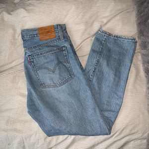 LEVI RIPPED MEDIUM WASH JEANS